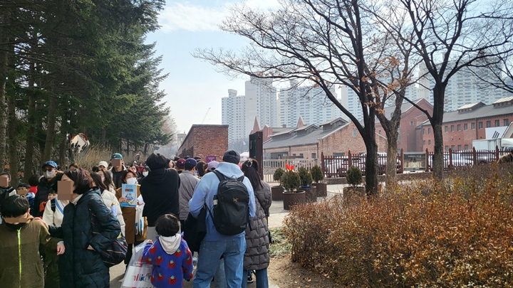 서대문형무소역사관 앞은 관람객들로 인산인해를 이루고 있었다.