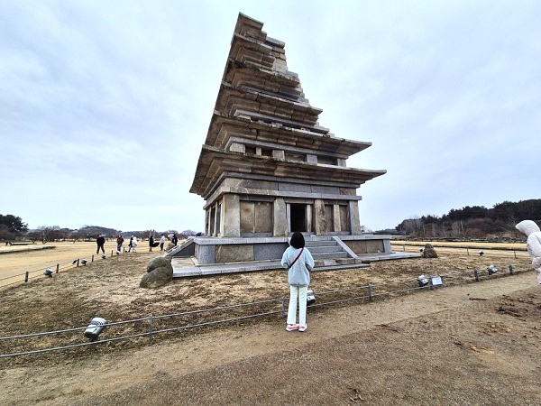 익산 미륵사지 석탑을 처음 보는 자녀.