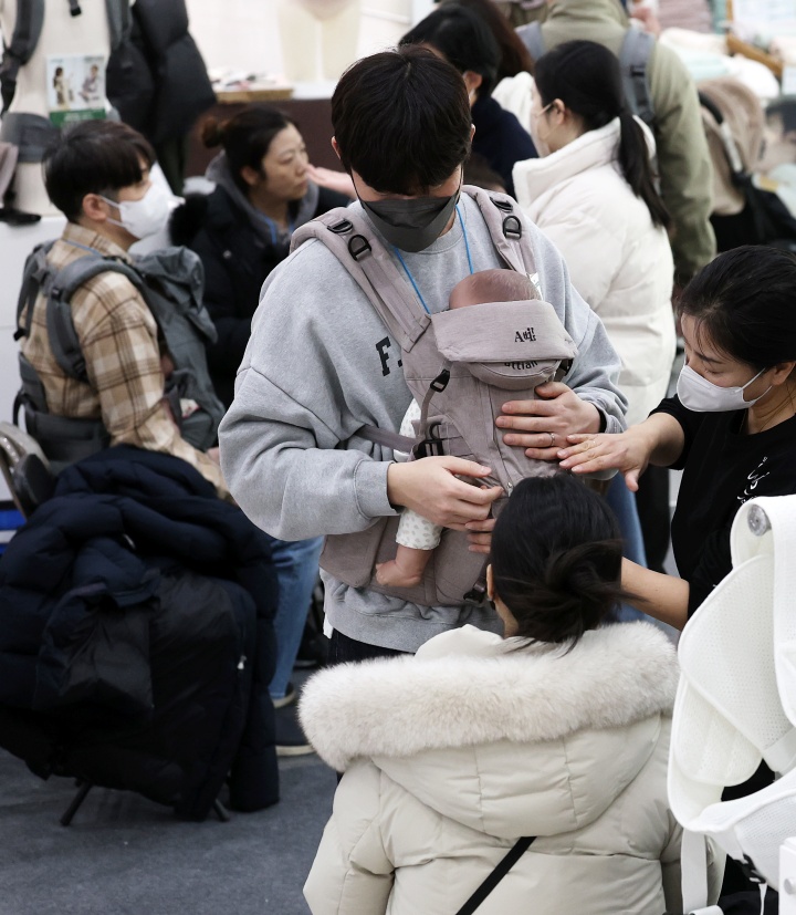 서울 강남구 코엑스에서 막을 올린 '제47회 베페 베이비페어'를 찾은 예비아빠가 유아용품을 살펴보고 있다. 2025.2.6. (ⓒ뉴스1, 무단 전재-재배포 금지)