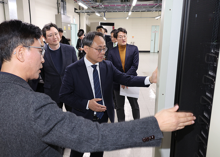 고기동 행정안전부 장관 직무대행이 대전광역시 유성구 국가정보자원관리원을 방문해 주요 시설을 점검 하고 있다. 2025.2.5 (ⓒ뉴스1, 무단 전재-재배포 금지)