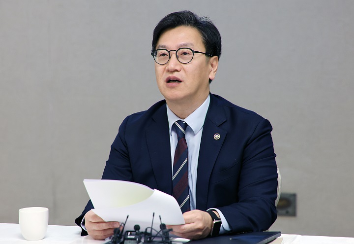 김범석 기획재정부 1차관이 7일 오전 서울 종로구 정부서울청사에서 열린 '경제관계차관회의 겸 물가관계차관의 겸 민생경제점검 TF'에서 발언을 하고 있다.(ⓒ뉴스1, 무단 전재-재배포 금지)