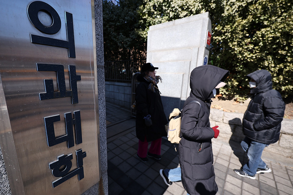 서울 시내 한 대학병원 내 의과대학 앞으로 시민들이 발걸음을 옮기고 있다. 2025.2.19 (ⓒ뉴스1, 무단 전재-재배포 금지)