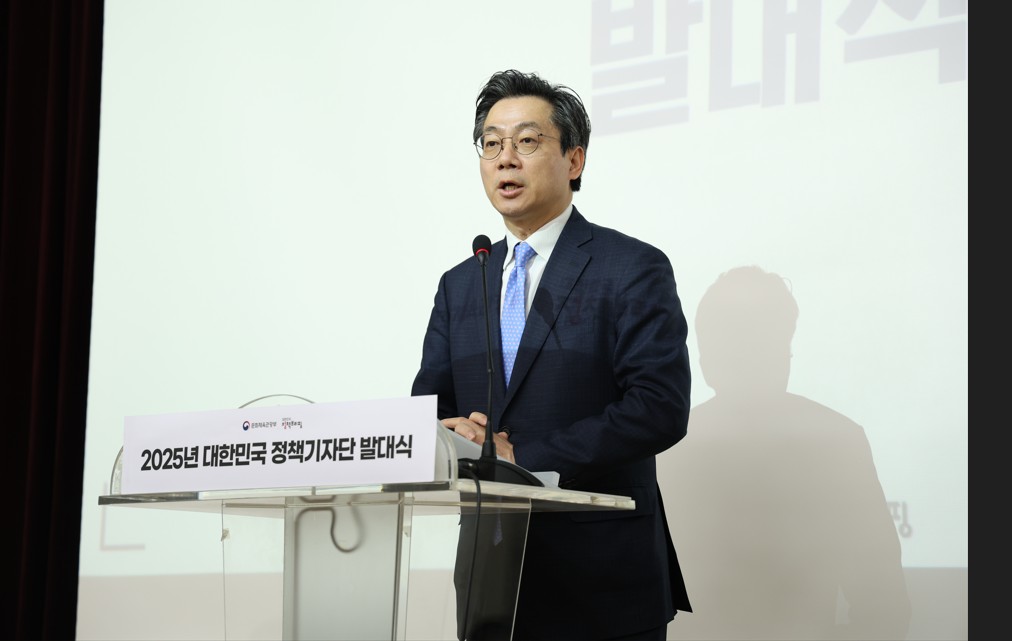 문화체육관광부 국민소통실장의 2025년 대한민국 정책기자단 발대식 격려사 모습