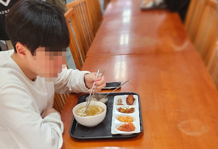 천 원의 아침밥을 이용하는 학생의 모습