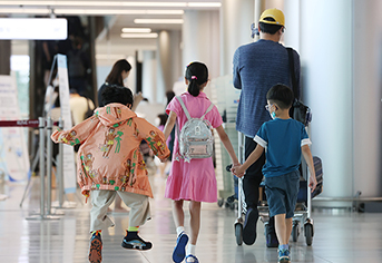 3자녀 이상 다자녀 가구 공항 우선출국…6월 '패스트트랙' 도입