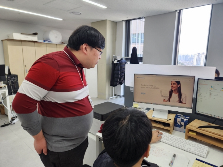 강준구 대표는 통합 치의학과 전문의로, 디지털 헬스케어 분야에 뛰어들어 힐링사운드를 창업했다.