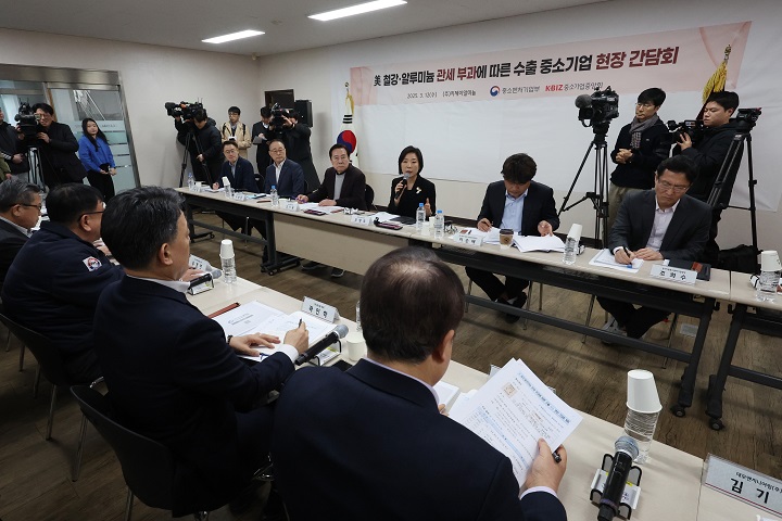 오영주 중소벤처기업부 장관이 12일 경기 화성시 알루미늄 제품 제조업체인 지제이알미늄에서 열린 미국의 철강·알루미늄 관세 부과에 따른 수출 중소기업 현장 간담회에서 발언하고 있다. 2025.3.12(저작권자(c) 연합뉴스, 무단 전재-재배포 금지)