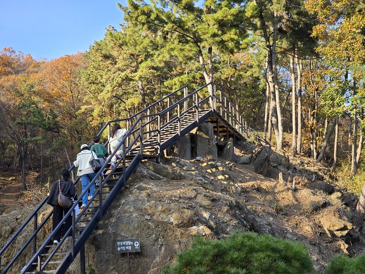 천상의 정원 산책에 나선 여행객들.