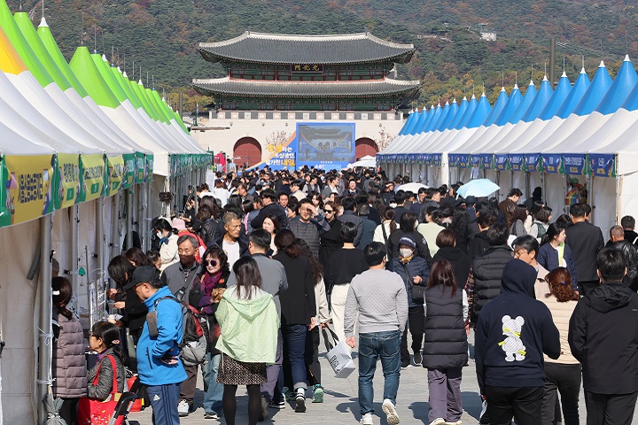 서울 광화문광장에서 열린 2024 소상공인의 날 기념행사를 찾은 시민들이 소상공인 제품 판매 부스를 둘러보고 있다. 2024.11.5(저작권자(c) 연합뉴스, 무단 전재-재배포 금지)