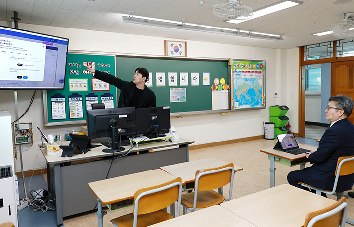 오석환 교육부 차관이 경기 시흥시 군서초등학교를 방문, 신학기부터 인공지능(AI) 디지털 교과서가 도입되는 것에 대비해 학교 디지털 인프라 개선 상황을 점검하고 있다. 2025.2.27 (ⓒ뉴스1, 무단 전재-재배포 금지)