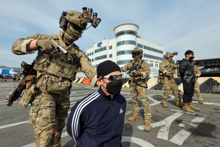 해군특수전전단 특수작전대대(UDT/SEAL) 대원들이 지난 13일 부산신항 1부두에서 실시된 국가중요시설 방호훈련 중 부산신항에 침투한 테러범들을 제압하고 있다. (사진=국방일보 조종원 기자, 무단 전재-재배포 금지)