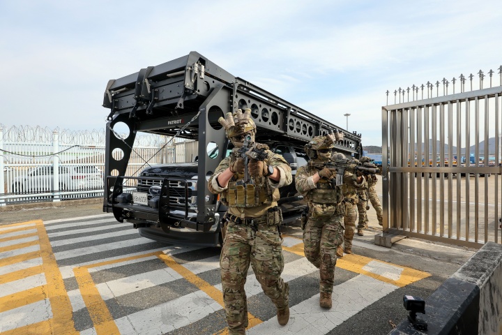 해군특수전전단 특수작전대대(UDT/SEAL) 대원들이 지난 13일 부산신항 1부두에서 실시된 국가중요시설 방호훈련 중 부두를 수색하고 있다. (사진=국방일보 조종원 기자, 무단 전재-재배포 금지)