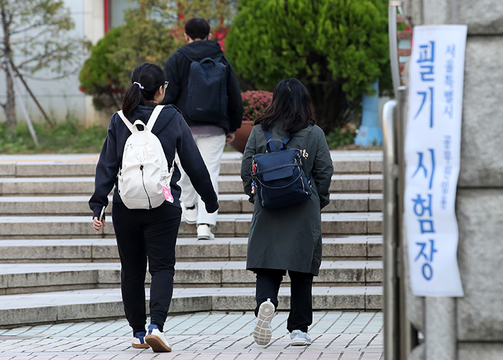 서울 강서구 경복비즈니스고등학교에 마련된 공무원 지방직 7급 및 연구·지도직 필기시험장으로 응시생들이 들어가고 있다. 2024.11.2 (ⓒ뉴스1, 무단 전재-재배포 금지)