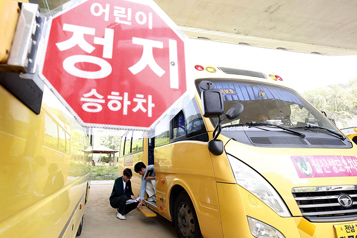 광주 북구 시화문화마을문학관 주차장에서 학원, 체육시설, 지역아동센터 통학차량의 안전점검을 실시하고 있다. 2023.4.17 (ⓒ뉴스1, 무단 전재-재배포 금지)