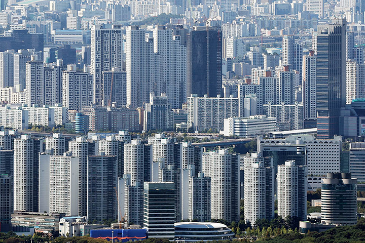 경기 광주시 남한산성에서 바라본 서울 아파트 단지 모습. 2024.9.24 (ⓒ뉴스1, 무단 전재-재배포 금지)