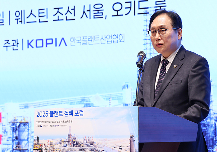 정인교 산업통상자원부 통상교섭본부장이 21일 서울 중구 웨스틴조선호텔에서 열린 '2025 플랜트 정책 포럼'에 참석해 축사를 하고 있다. (ⓒ뉴스1, 무단 전재-재배포 금지)