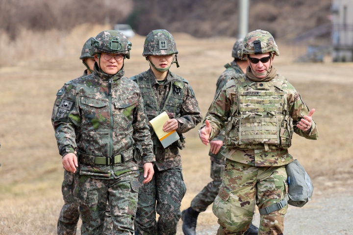 전종율 화생방사령부 사령관(왼쪽)과 건더슨 미 20화생방사 중령이 지난 17일 '리버티 포커스(Liberty Focus)'훈련 중 대화를 나누고 있다. 2025.3.20. (ⓒ뉴스1, 무단 전재-재배포 금지)