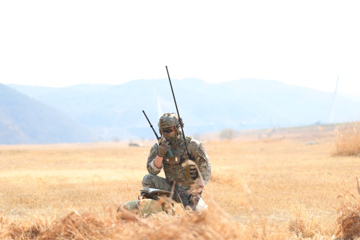 공군항공특수통제사(CCT)들이 지난 19일 공중투하훈련장에서 수송기를 유도 통제하고 있다. (사진=국방일보 김병문 기자, 무단 전재-재배포 금지)