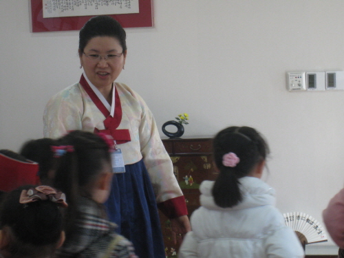 행복예절관 임영희 관장은 "어른께 공손하게 대답하는 것도 효도의 한 방법"라고 말했다.