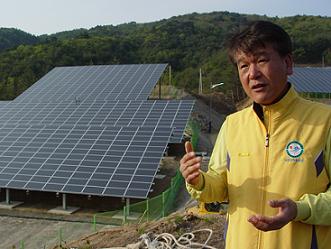남전마을 최창도 이장이 태양광 발전시설에 대해 설명하고 있다. 