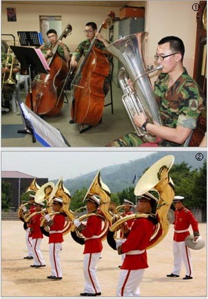 ①수방사 군악대원들이 연습실에 모여 파트별로 연주 연습을 하고있다.