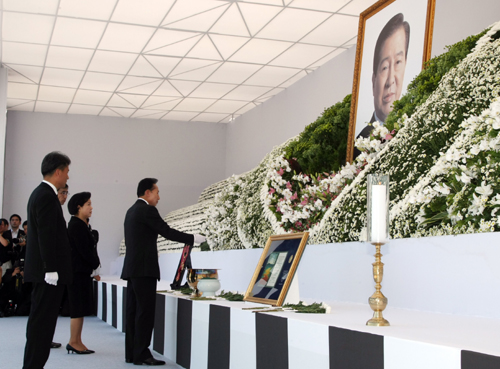 23일 국회에서 열린 故 김대중 전 대통령 국장 영결식에서 이명박 대통령 내외가 헌화·분향하고 있다.<사진=연합뉴스>