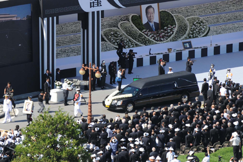 23일 오후 국회에서 고 김대중 전 대통령 영결식이 끝난 뒤 운구행렬이 국회를 떠나고 있다.<사진=연합뉴스>