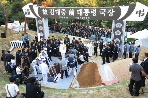 23일 서울 동작동 국립현충원에서 열린 고 김대중 전 대통령의 안장식에서 시신이 묘지에 안치되고 있다.