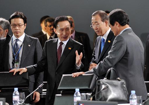 G20정상회의에서 세계 정상과 마주한 이명박 대통령과 반기문 유엔사무총장