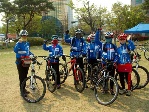 지난 23일 열린 전주자전거대행진에 참여한 자전거 동호회 ‘신바람’ 회원들이 파이팅을 외치고 있다.