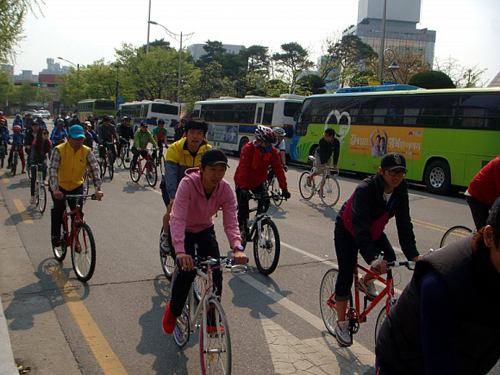 지난 23일 전주시가 개최한 자전거 대행진에 참여한 시민들이 행진 모습.