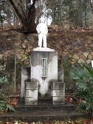 용두산 공영주차장 뒤편에 남아있는 이승복 동상이 이곳이 학교 부지였음을 말해주고 있다.