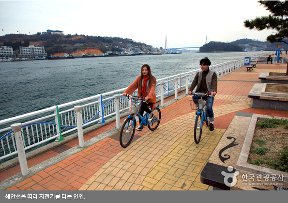 해안선을 따라 자전거를 타는 연인