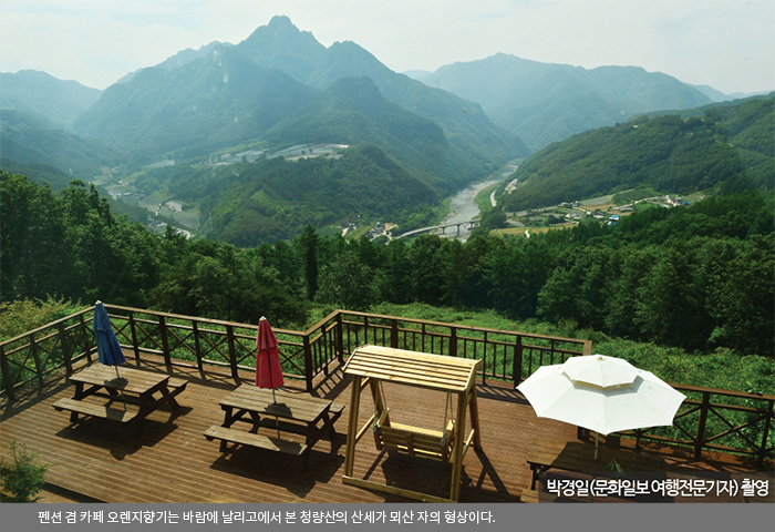 펜션 겸 카페 오렌지향기는 바람에 날리고에서 본 청량산의 산세가 뫼산 자의 형상이다.