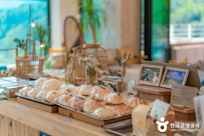 매장에서 직접 구운 빵 - © 한국관광공사