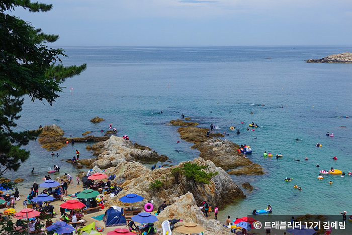 스노클링과 해수욕을 하는 사람들 - © 트래블리더 12기 김예림