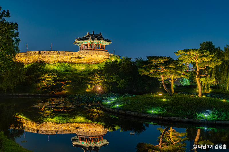 수원화성과 도시의 풍경이 어우러진 야경 ⓒ 다님 7기 김정흠