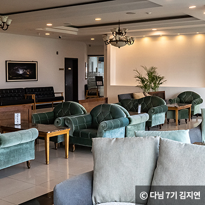 카페내부 음료를 마실수 있는 공간 ⓒ 다님 7기 김지연