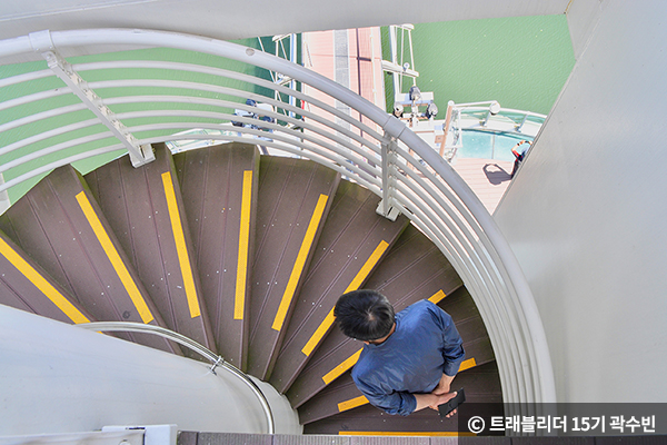 전망대 올라가는 계단 ⓒ 트레블리더 15기 곽수빈