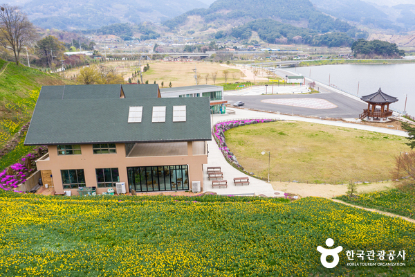 수선화 언덕 밑 체험관 건물 ⓒ 한국관광공사