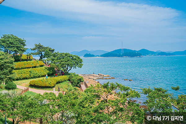 한산도, 비산도 등 크고 작은 섬이 바다를 둘러싸고 있다 ⓒ 다님 7기 김지연