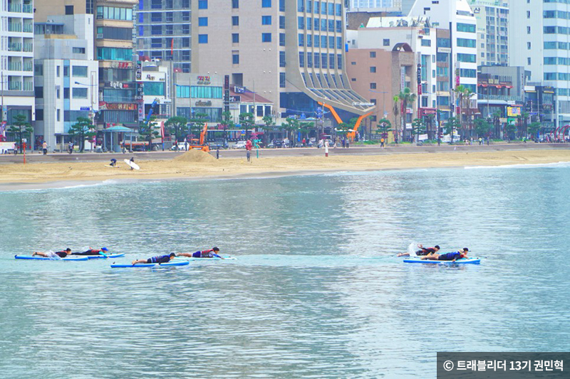 광안리 해변 패들보드 타는 사람들 ⓒ 트래블리더 13기 권민혁