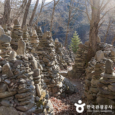 계곡에 3,000개의 돌탑 ⓒ 한국관광공사